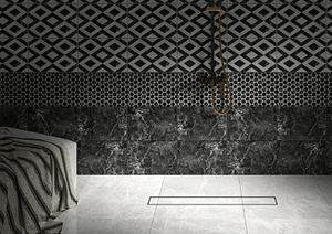 canalina di scarico della doccia su piastrelle pavimento bianche e piatrelle del muro nere effetto marmo